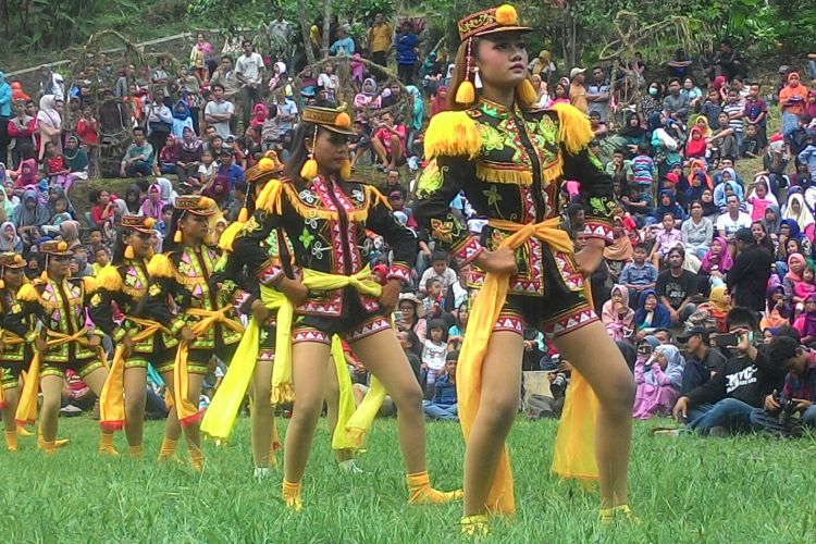 Kiskendo tidak hanya menyuguhkan wisata goa. Di situ juga ada teater terbuka di tengah taman, yang sering dimanfaatkan untuk menggelar berbagai jenis pertunjukkan kesenian dan budaya. Salah satunya adalah Festival Wisata Menoreh pada awal minggu ini. Tari Angguk, tari khas kebanggaan Kulon Progo, juga digelar di sini.