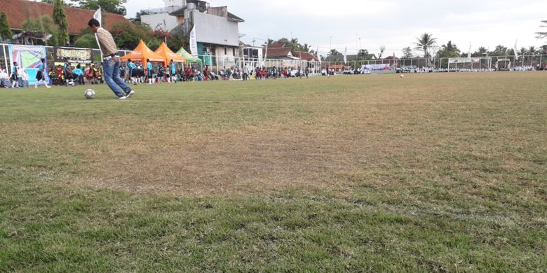 Kondisi rumput lapangan Sakti Lodaya di Desa Cisayong, Tasikmalaya, Jawa Barat, Selasa (15/1/2019). Terlihat rumput lapangan sudah menguning. Padahal pada sekitar Oktober 2018, lapangan ini sempat viral di media sosial karena rumput yang dipakai berstandar FIFA.