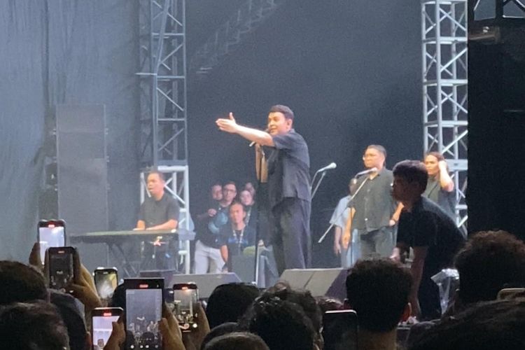 Tulus Mendadak Hentikan Lagu 