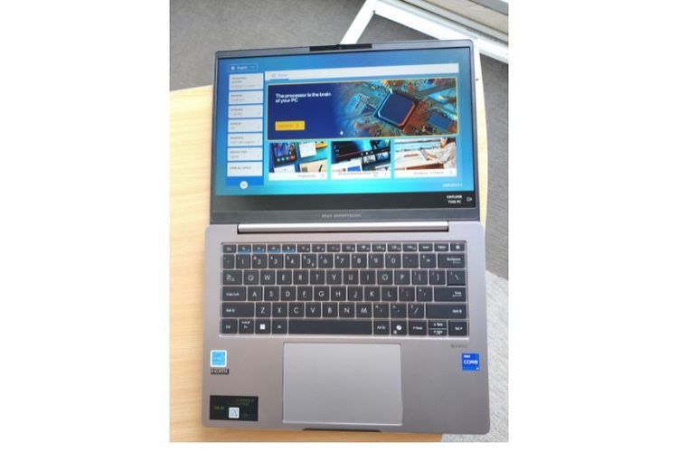 Layar ASUS ExpertBook P3 bisa ditekuk 180 derajat.