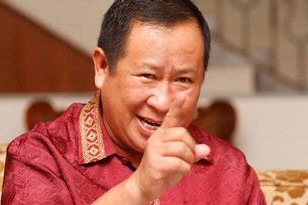 Mantan Kepala Bareskrim Polri Susno Duadji saat diwawancarai oleh Kompas TV di kediaman pribadinya di Puri Cinere, Jalan Cibodas I, Depok, Jawa Barat, Kamis (6/12/2012). Mahkamah Agung memutuskan menolak kasasi dan tetap menyatakan Susno bersalah dan dihukum 3 tahun 6 bulan penjara. Susno Duadji terlibat atas dua perkara korupsi, yakni kasus penanganan perkara PT Salmah Arowana Lestari (SAL) dan kasus dana pengamanan Pilkada Jawa Barat 2008.  