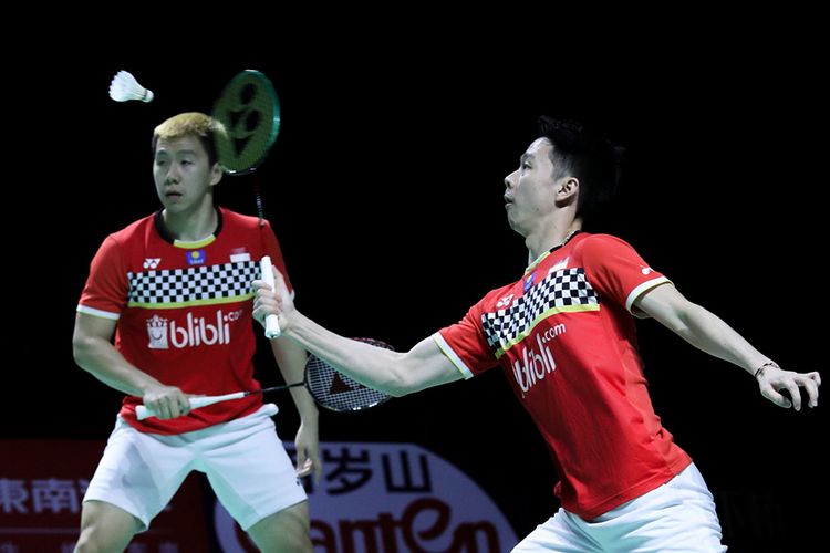 Pebulu tangkis ganda putra Indonesia Kevin Sanjaya Sukamuljo (kanan) dan Marcus Fernaldi Gideon berusaha mengembalikan kok ke arah ganda putra Jepang Takeshi Kamura dan Keigo Sonoda pada laga final Fuzhou China Open 2019 di Haixia Olympic Sports Center, Fuzhou, China, Minggu (10/11/2019). Marcus/Kevin berhasil menjuarai China Open 2019 setelah menang pada laga tersebut dengan skor 21-17, 21-9.