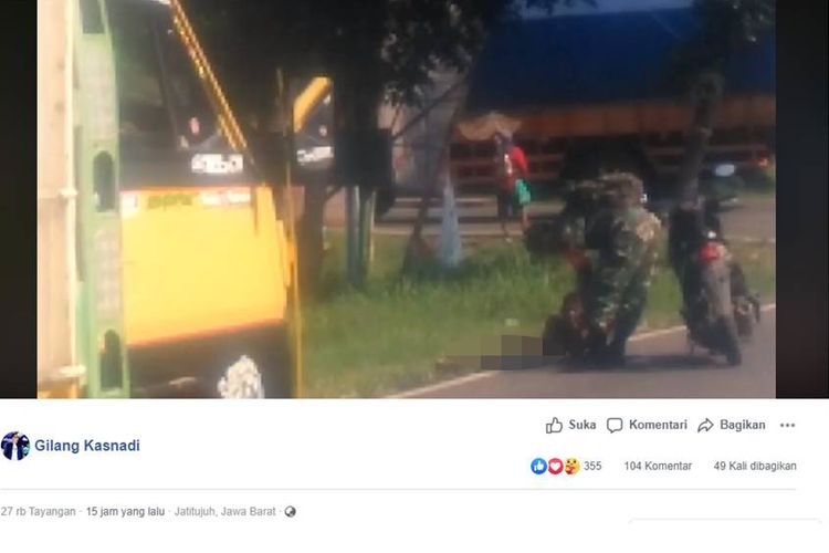 Tangkapan layar video yang menampilkan seorang prajurit TNI yang memindahkan orang dengan gangguan jiwa yang tidur di tengah jalan.