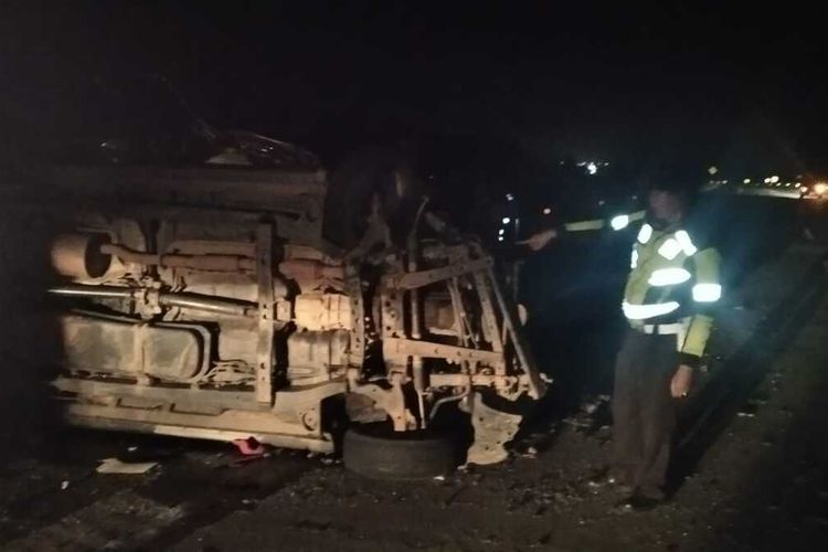 Mobil Innova yang mengalami tabrakan dengan truk fuso di jalan tol Lampung.