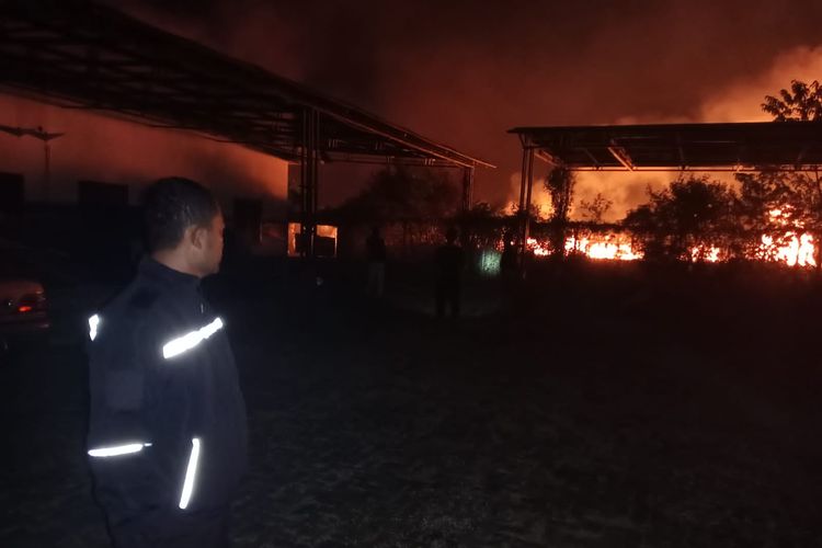 Kebakaran di areal lahan Bandara Internasional Banyuwangi, Sabtu (28/10/2023) malam