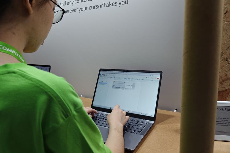 Staf Acer mencoba fitur AI Gemini untuk membantunya menulis surat