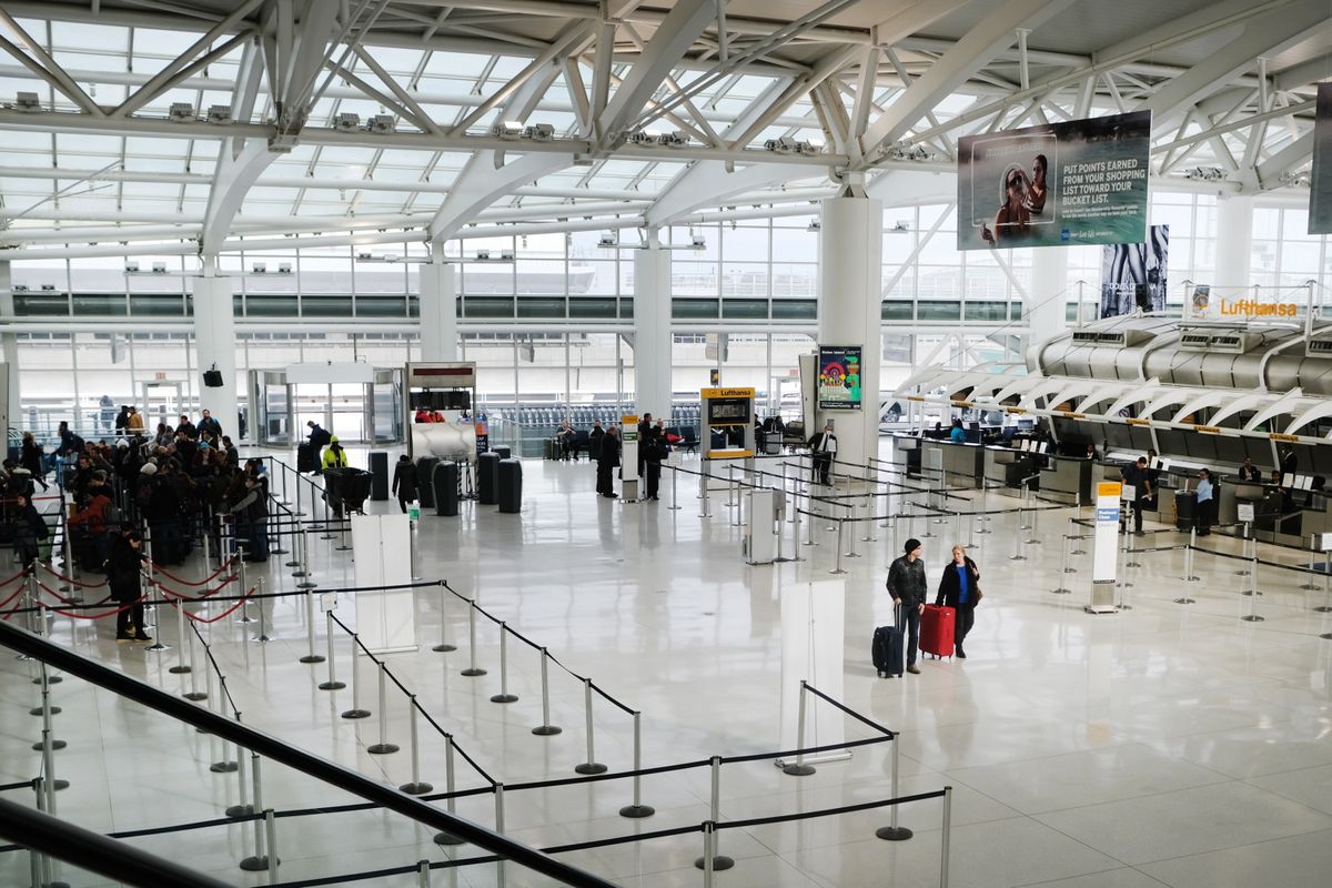 Orang melintas di salah satu terminal keberangkatan yang nyaris kosong, di Bandara Internasional John F Kennedy, New York, 31 Januari 2020. Kecemasan meningkat menyusul penyebaran virus corona ke sejumlah negara di belahan dunia.