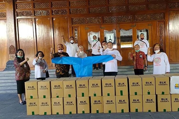 Kepala BLK Surakarta Sofwan Setiawan, memberikan hazmat hasil produksi BLK Surakarta kepada Wali Kota Surakarta FX. Hadi Rudyatmo, di Balai Kota Surakarta, Kamis (9/4/2020).