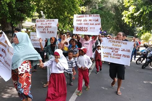 Sambil Bawa Anak, Ratusan Warga Demo di Kantor Wali Kota Mataram