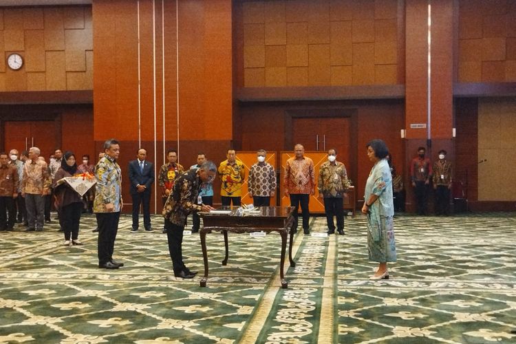 Menteri Keuangan Sri Mulyani Indrawati melantik tiga pejabat eselon I di lingkungan Kementerian Keuangan, di antaranya Suminto sebagai Direktur Jenderal Pengelolaan Pembiayaan dan Risiko, menggantikan posisi Luky Alfirman yang dilantik sebagai Direktur Jenderal Perimbangan Keuangan pada Selasa (1/11/2022).