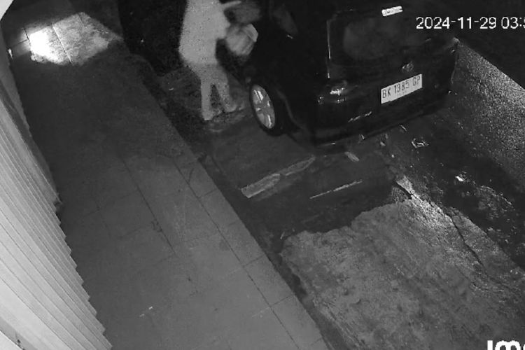 Dua pria terekam CCTV beraksi mencuri puluhan tabung gas dari pangkalan gas milik warga di Jalan Tuba II, Kecamatan Medan Denai, Kota Medan pada Jumat (29/11/2024). 