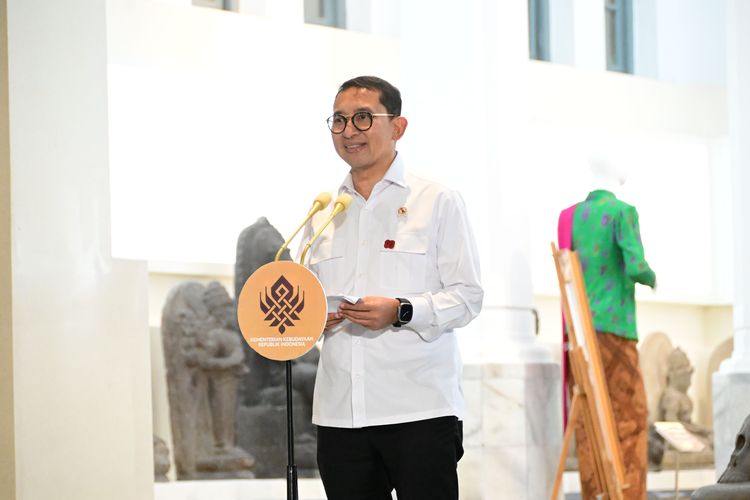 Menteri Kebudayaan Republik Indonesia Fadli Zon saat menghadiri acara Kebaya Bercerita di Taman Arca, Museum Nasional Indonesia, Rabu (13/8/2025).