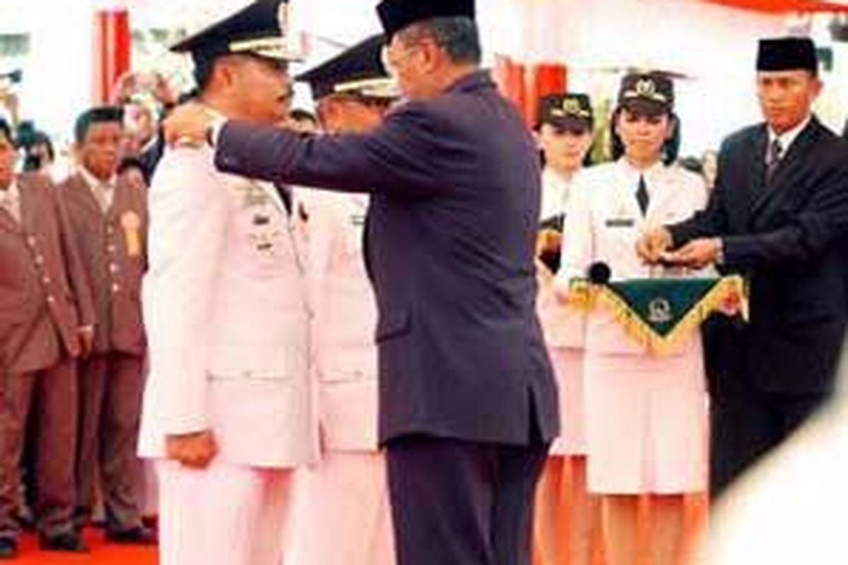 Menteri Dalam Negri, Mardianto, Selasa (8/4), melantik Syahrul Yasin Limpo sebagai Gubernur Sulsel dan Agus Arifin Nu'mang sebagai Wakil Gubernur di lapangan upacara Rumah Jabatan Gubernuran di Jalan Sudirman, Makassar, Sulawesi Selatan.