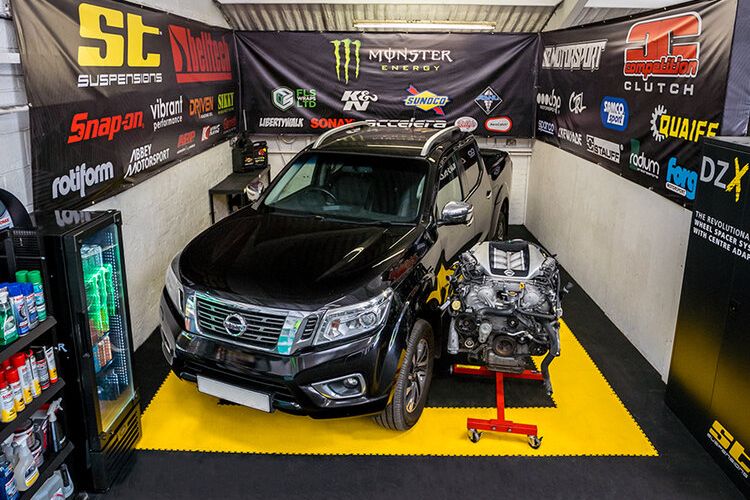 Nissan Navara mencoba melakukan swap engine milik GT-R.