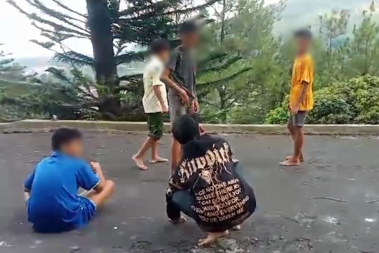 Aksi pengeroyokan korban berinisial RKW (12) oleh teman sekolah dan teman bermainnya.