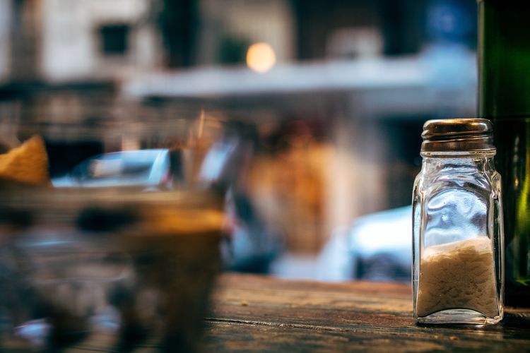 Mengonsumsi garam berlebih bisa membahayakan kesehatan.