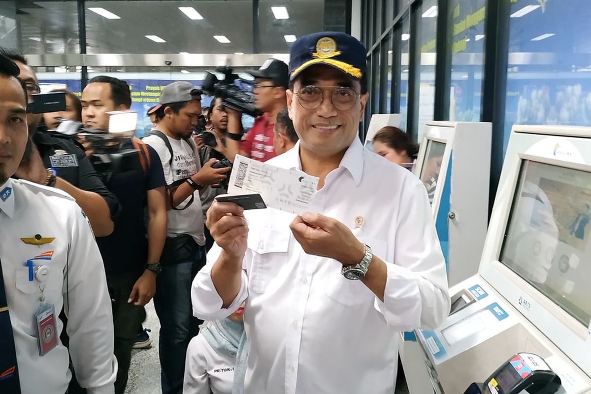 Menteri Perhubungan (Menhub) Budi Karya Sumadi melepas secara simbolis perjalanan Kereta Bandara (KA) dari Stasiun Manggarai menuju Bandara Soekarno-Hatta, Sabtu (5/10/2019).