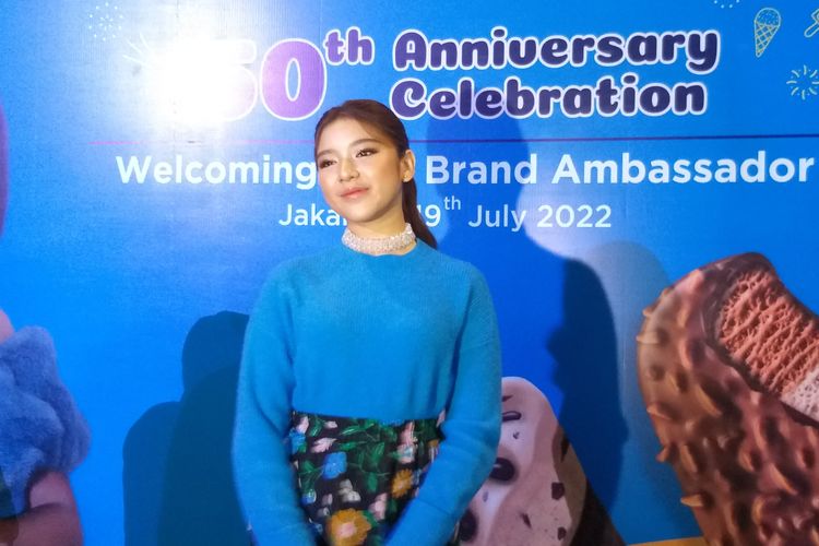 Penyanyi Tiara Andini usai konferensi pers perkenalan dirinya sebagai brand ambassador salah satu merek es krim nasional, di kawasan Gunawarman, Jakarta Selatan, Selasa (19/7/2022).