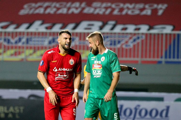 Pemain PS Sleman Mario Maslac berdiskusi dengan pemain Persija Jakarta Marko Simic saat pertandingan pekan 1 Liga 1 2021-2022 yang berakhir dengan skor 1-1 di Stadion Pakansari Bogor, Minggu (5/9/2021) malam.