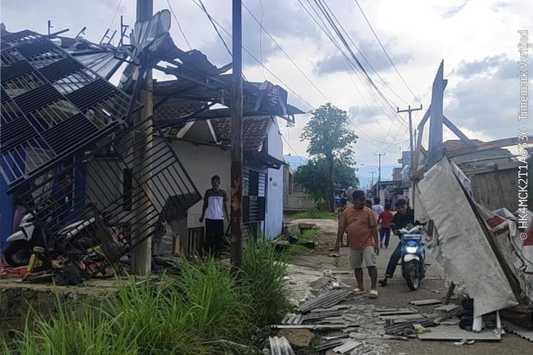 Angin Puting Beliung Terjang Pacet Bandung, Belasan Rumah Terdampak