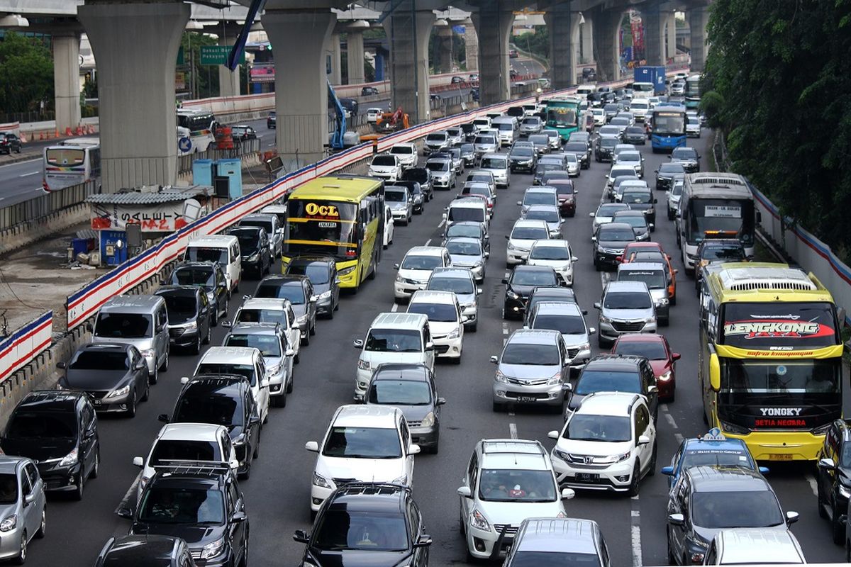 Pengendara kendaraan bermotor memadati ruas jalan Tol Jakarta-Cikampek arah Jakarta KM 12 di Bekasi, Jawa Barat, Selasa (1/1/2019). Jasa Marga memprediksi arus balik libur Natal dan Tahun Baru 2019 terjadi pada Selasa (1/1) dengan peningkatan volume lalu lintas yang melintasi ruas Tol Jakarta-Cikampek arah Jakarta mencapai 95.000 kendaraan atau meningkat 76 persen dari lalu lintas normal yakni 53.849 kendaraan. ANTARA FOTO/Risky Andrianto/wsj.