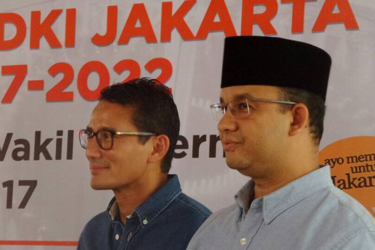 Gubernur dan wakil gubernur DKI Jakarta terpilih Anies Baswedan dan Sandiaga Uno di rapat pleno penetapan gubernur dan wakil gubernur DKI Jakarta terpilih 2017-2022 di kantor KPU DKI Jakarta, Jumat (5/5/2017).