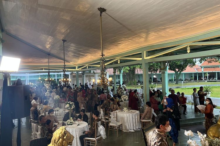 Berbagai jenis kuliner khas Indonesia disajikan untuk para tamu undangan acara tasyakuran pernikahan putra bungsu Presiden Joko Widodo, Kaesang Pangarep dan Erina Gudono. 