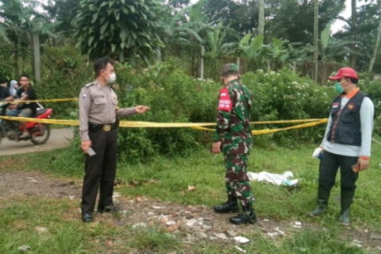 Petugas kepolisian Polres Bogor mendatangi lokasi kejadian penemuan mayat perempuan di Kecamatan Megamendung, Kabupaten Bogor, Jawa Barat, Rabu (10/3/2021).