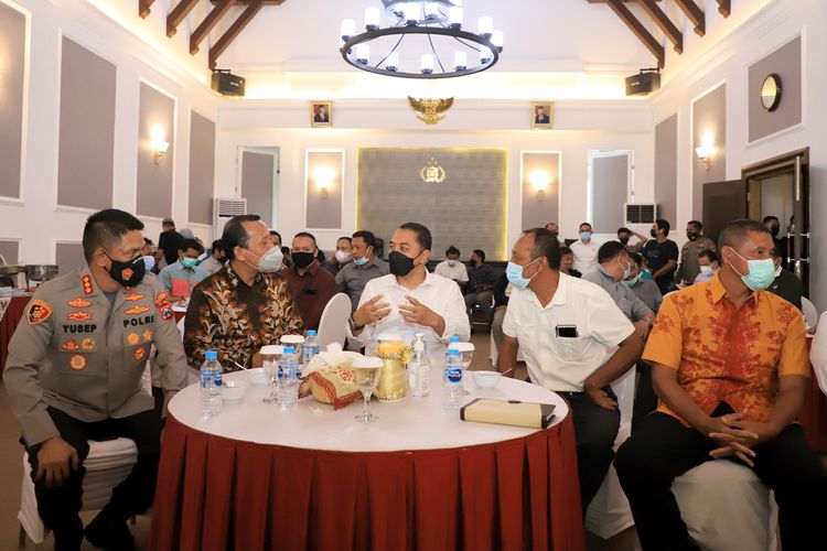 Wali Kota Surabaya Eri Cahyadi menghadiri acara diskusi yang bertema Ngobrol Bareng dan Tukar Pikiran (Ngopi) di Gedung M. Yasin Mapolrestabes Surabaya, Selasa (9/11/2021).