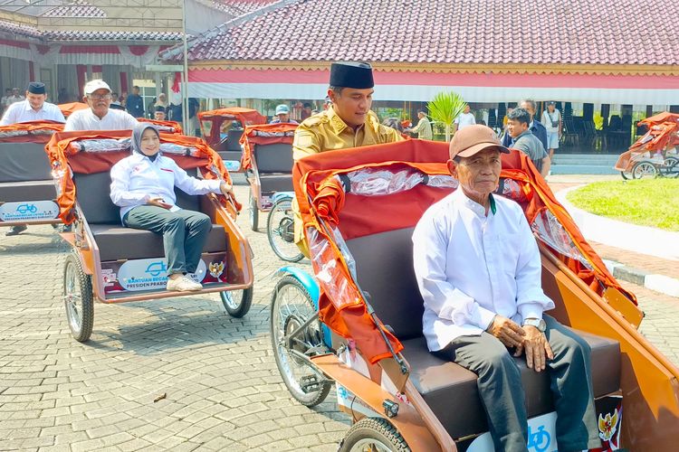 Bupati Bangkalan, Lukman Hakim, mengayuh becak listrik di halaman pendopo agung Bangkalan, Senin (14/7/2025). 