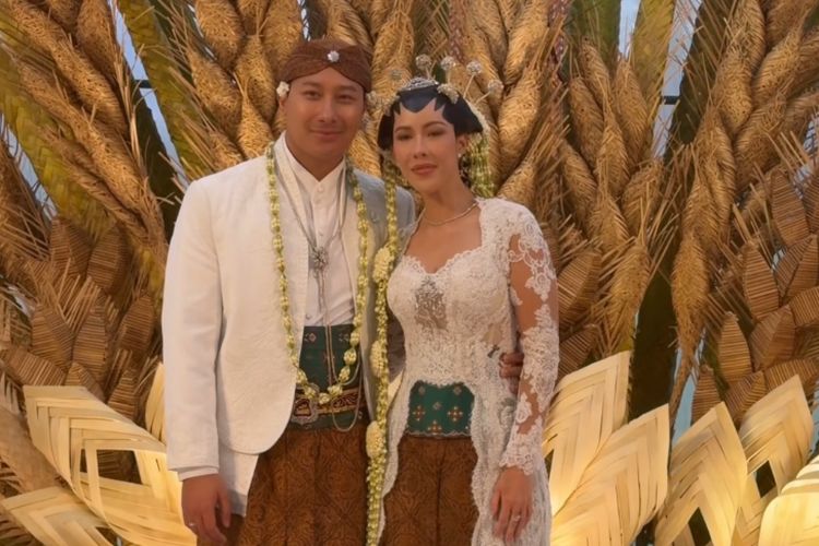 Sah! Intip anggunnya Patricia Schuldtz berbalut adat Jawa saat dinikahi Darma Mangkuluhur. Klasik, mewah, dan sangat manglingi.