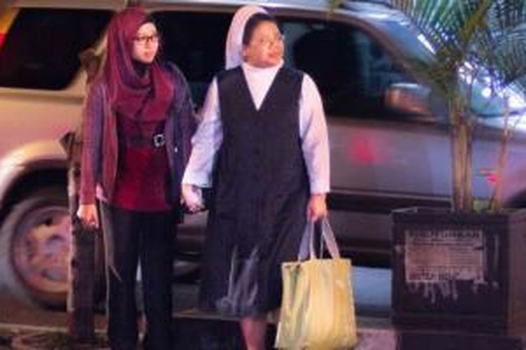 Seorang biarawati bergandengan tangan dengan seorang wanita berhijab pada 8 Januari 2014 saat hendak menyeberang jalan di Jalan Loji Kecil,  Yogyakarta. Peristiwa ini diabadikan oleh pembuat film dokumenter Lexi Rambadeta. 