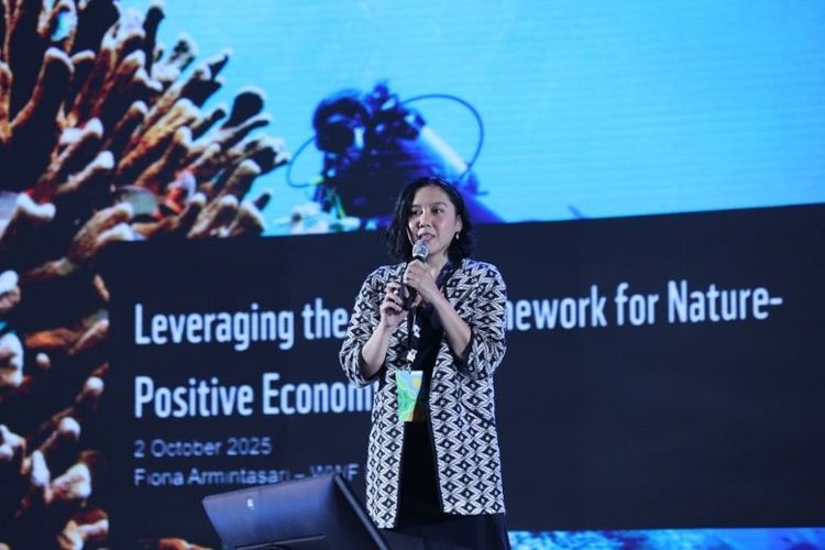 Sustainable Finance Specialist WWF-Indonesia, Fiona Armintasari, memaparkan konsep ekonomi nature-positive dalam sesi diskusi Lestari Summit 2025.