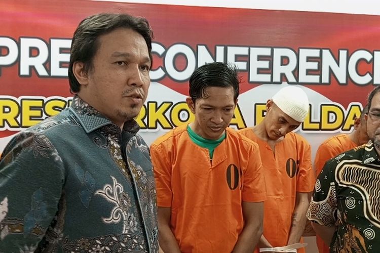 Direktur Reserse Narkoba Polda Riau, Kombes Manang Soebeti saat konferensi pers di Mapolda Riau, menginterogasi pelaku pengedar narkoba, FH (36), yang merupakan pecatan polisi, Jumat (14/6/2024).