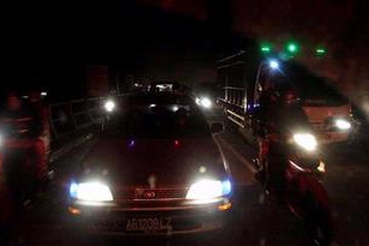 Warga menyelamatkan diri meninggalkan kawasan Kaliurang, Sleman, DI Yogyakarta, saat terjadi letusan Gunung Merapi, Jumat (5/11/2010). Letusan Gunung Merapi yang terjadi pagi dini hari tadi mengakibatkan sedikitnya 54 orang tewas dan 66 orang luka-luka terkena semburan awan panas. 