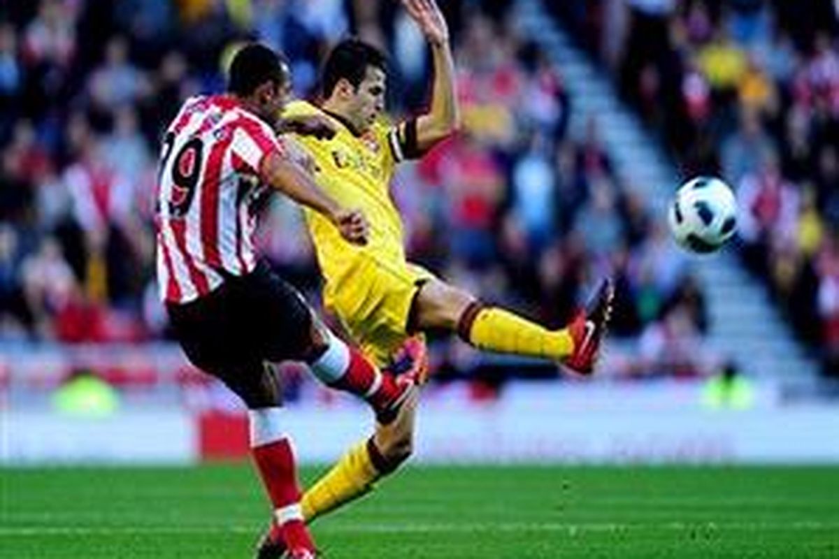 Kapten Arsenal, Cesc Fabregas (kuning) mencetak gol ke gawang Sunderland, pada laga Premier League, Sabtu (18/9/2010).