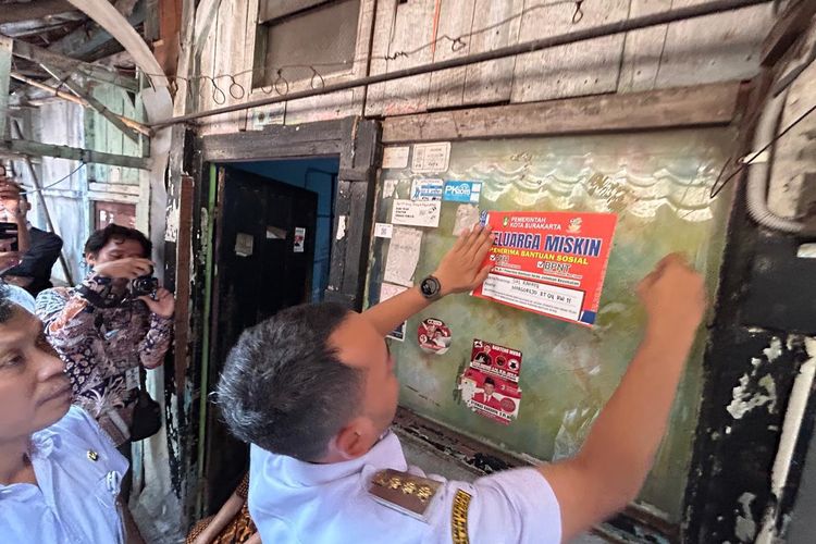 Target 10.018 Rumah, Penempelan Stiker Keluarga Miskin di Solo Jalan Terus
