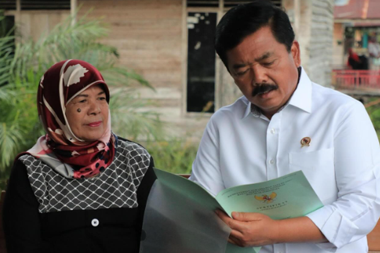 Menteri ATR/Kepala BPN saat menyerahkan sertifikat tanah kepada warga di Kelurahan Bukit Tunggal, Kecamatan Jekan Raya, Kota Palangka Raya, Kamis (16/11/2023). 