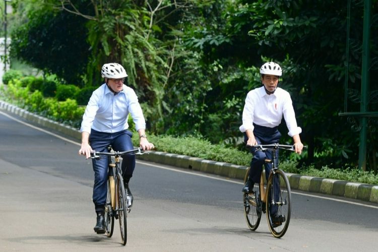 Indonesia's President Joko Widodo (right) and his Australian counterpart Anthony Albanese go on a bike ride during the latter's state visit to the country. The photo was taken place in the Bogor Botanical Garden located in the Bogor Palace premises on the outskirts of Jakarta on Monday, June 6, 2022. 