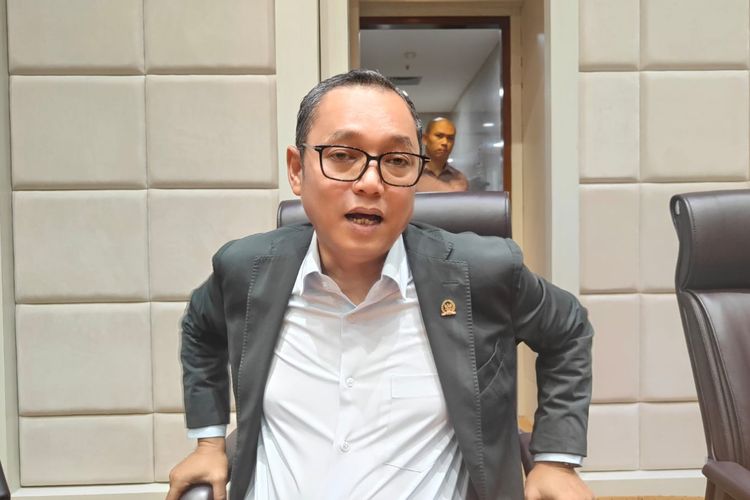 Politikus PDI-P Deddy Yevri Sitorus di Kompleks Parlemen Senayan, Jakarta, Rabu (20/3/2024).