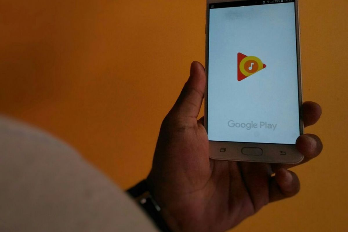 Seorang pengguna sedang menggunakan aplikasi Google Play Music