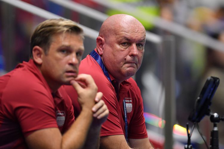 Pelatih Persib Bandung Bojan Hodak bersama asistennya Igor Tolic berdampingan saat menghadapi Bangkok United dalam ajang AFC Champions League Two (ACL 2) 2025-2026, di Stadion BG Pathum Thani, Rabu (1/10/2025). 