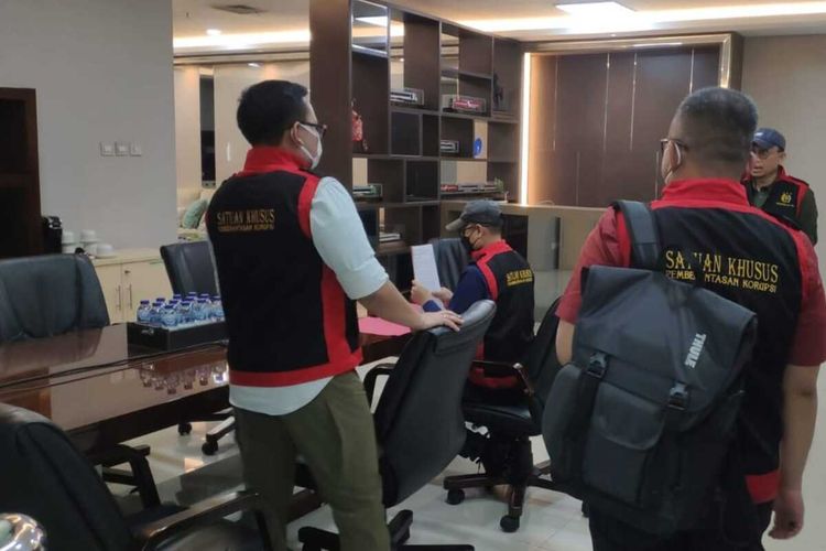 Tim Kejati Jatim menggeledah kantor PT INKA Madiun terkait dugaan korupsi pengadaan kereta api d Kongo, Selasa (16/7/2024)