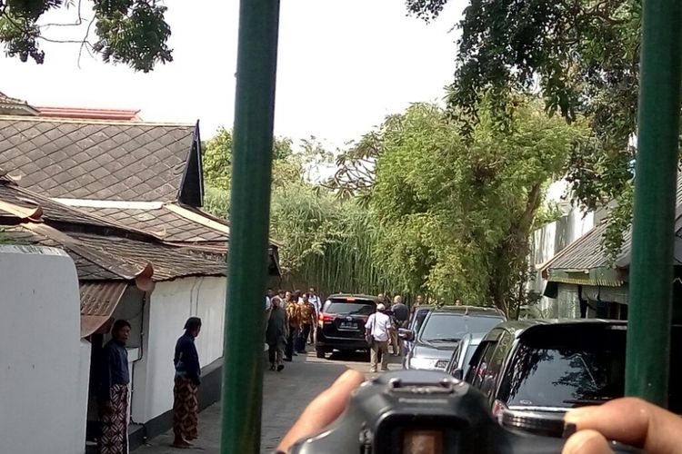 Mobil yang ditumpangi Sandiaga Uno saat masuk ke dalam kompleks Kraton Kilen, Jumat (12/10/2018)