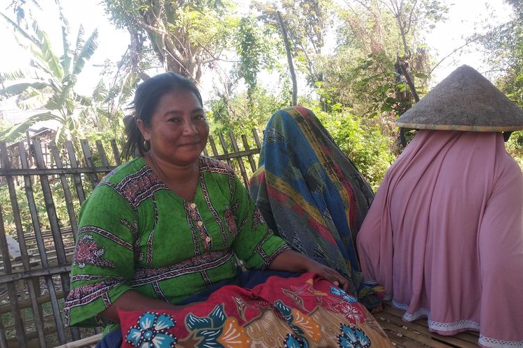 Nurlaila, ibu dari Muhammad Alfian (6) joki cilik yang tewas saat latihan di arena pacuan kuda Desa Panda, Kecamatan Palibelo, Kabupaten Bima, Senin (1/7/2022).