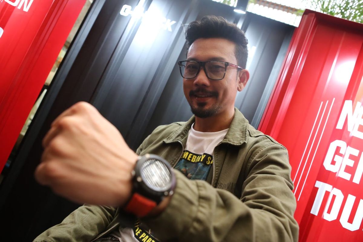 Mantan atlet basket nasional yang kini dikenal sebagai bintang film, Denny Sumargo berpose dengan jam tangan baru G-Shock GA2000 dengan cangkang yang terbuat dari karbon, pemberian Casio di acara peluncuran varian G-Shock x Carbon, di Jakarta, Kamis (4/4/2019) lalu.