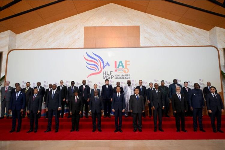 Presiden Republik Indonesia Prabowo Subianto (kelima kanan depan) dan Presiden ke-7 RI Joko Widodo (tengah depan) berfoto dengan sejumlah kepala negara/pemerintahan saat Joint Leaders' Session Indonesia-Africa Forum (IAF) II and High-Level Forum on Multi-Stakeholder Partnerships (HLF MSP) di Nusa Dua, Bali, Senin (2/9/2024). Forum HLF MSP and Indonesia-Africa Forum II tersebut menyelenggarakan 12 event secara paralel dan 17 event pendamping yang dihadiri delegasi dari 24 negara. 