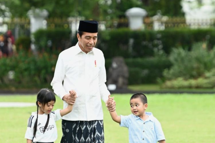 Presiden Joko Widodo bersama dua cucunya Sedah Mirah Nasution dan Panembahan Al Nahyan Nasution di halaman Istana Kepresidenan, Yogyakarta, Kamis (29/6/2023).