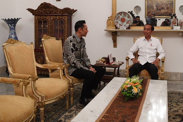 Presiden Joko Widodo (kanan) menerima kunjungan Komandan Komando Satuan Tugas Bersama (Kogasma) Partai Demokrat Agus Harimurti Yudhoyono (AHY) di Istana Merdeka, Jakarta, Kamis (2/5/2019). Kedatangan AHY tersebut untuk bersilaturahmi dengan Presiden Joko Widodo. ANTARA FOTO/Wahyu Putro A/WSJ.