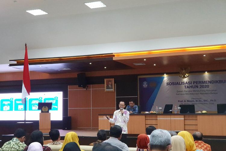 Plt.Direktur Jenderal Pendidikan Tinggi (Dirjen Dikti ) Kementerian Pendidikan dan Kebudayaan (Kemendikbud), Nizam saat menjadi pembicara Seminar Nasional Universitas Negeri Surabaya (Unesa) dalam rangka mendukung  kebijakan Kampus Merdeka dan Merdeka Belajar di Auditorium lantai 11 Gedung  Rektorat, Kampus Unesa, Lidah Wetan, Jumat ( 21/2).
